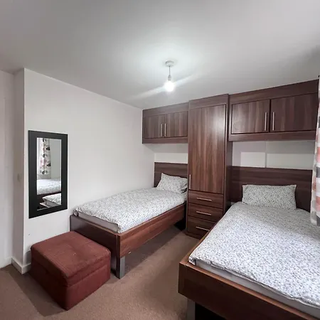 Luxury 2 Beds Apartment With 2 Bathrooms, Living Dining & Parking - East London